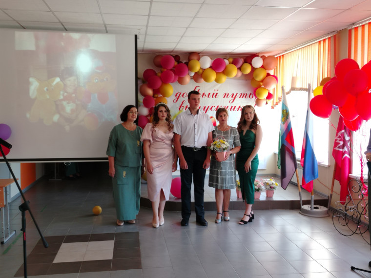 Вручение аттестатов ученикам 11 класса.